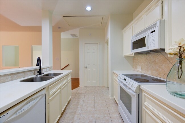 Building Photo - 830 W Heights Hollow Ln