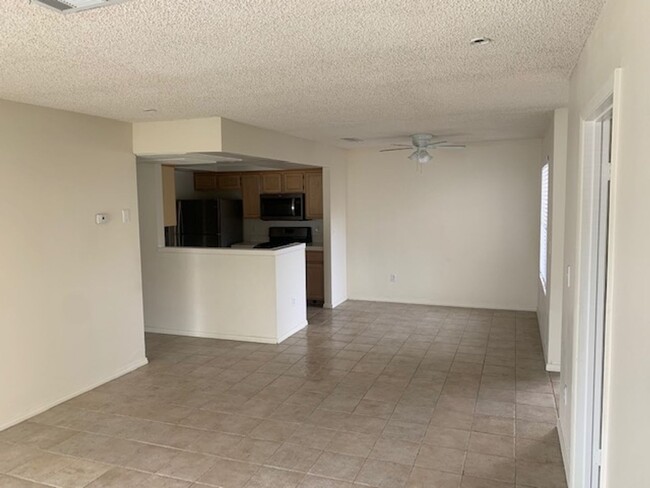 Building Photo - GREAT 2 BEDROOM 2 BATH LOCATED NEAR SUMMERLIN