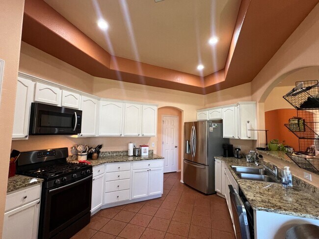 Building Photo - Exceptional Rental in Great Locale