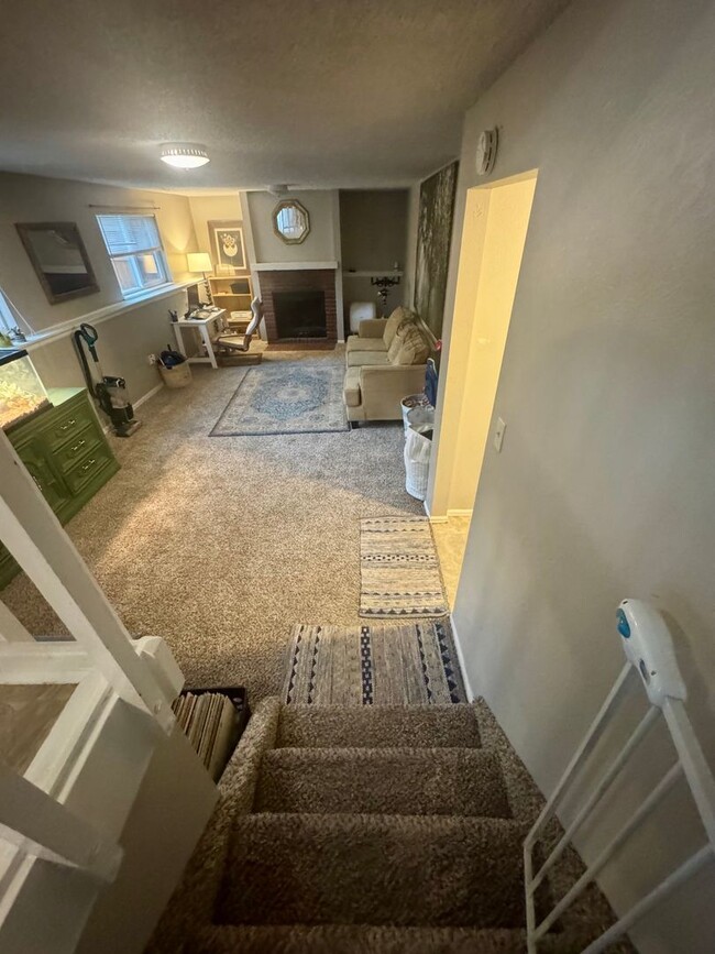Building Photo - 3 bedroom/2 bath Centrally Located home in...
