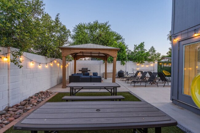 Building Photo - 3733 E Dahlia Dr