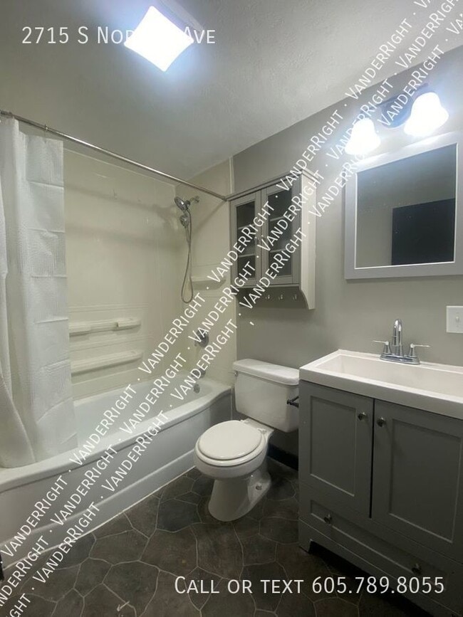 Building Photo - 2715 S Norton Ave