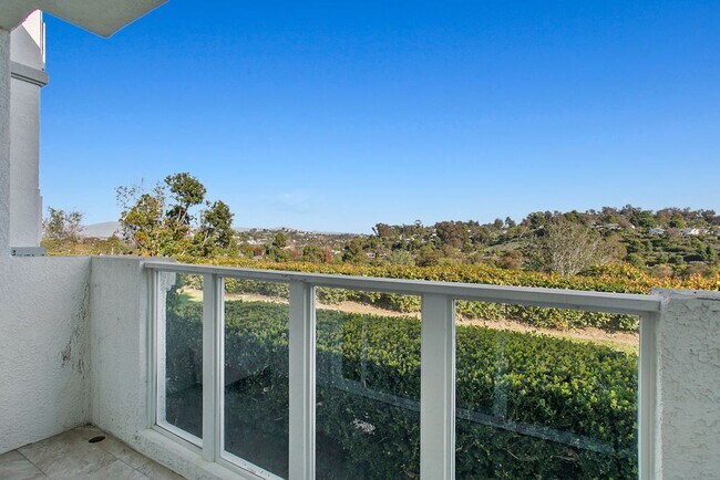 Building Photo - Beautifully Updated 2 Bed/2 Bath Condo with Views!