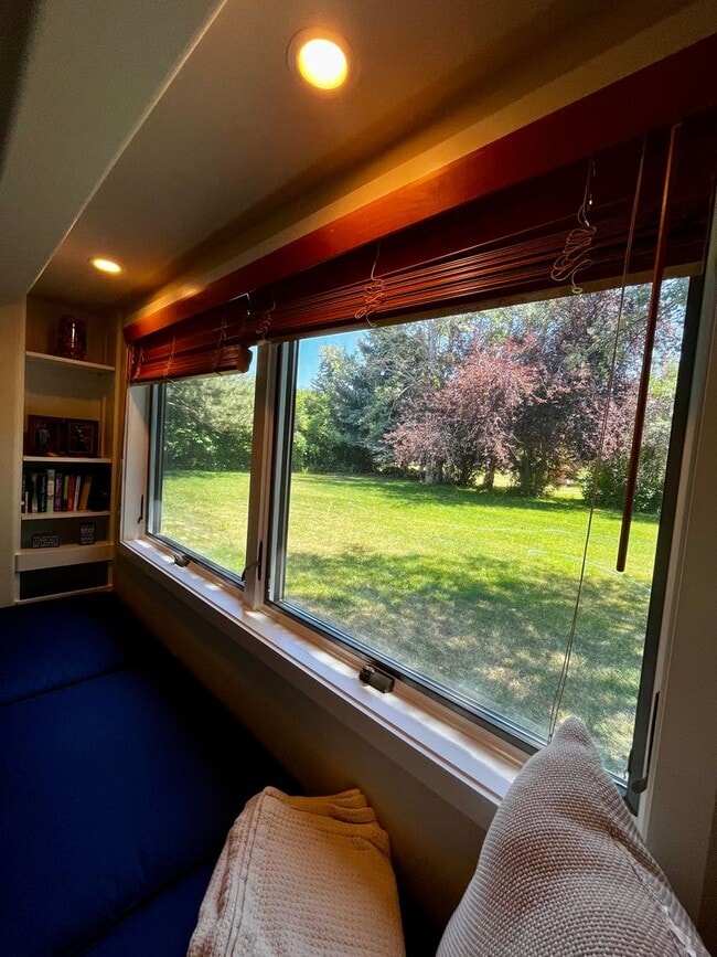 Building Photo - Executive Rental on Riverside Country Club...