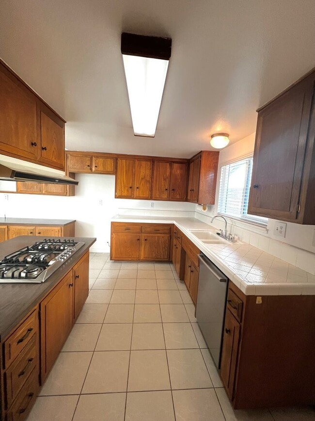 Building Photo - Spacious 4-bedroom, 2.5-bath Home Fountain Valley