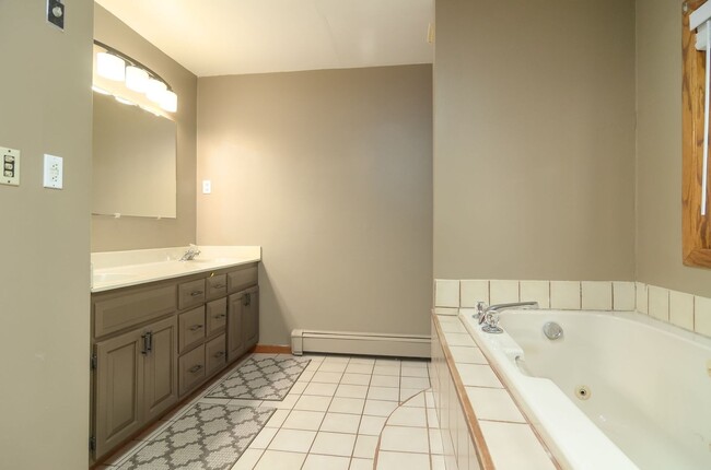 Building Photo - Nice Updated 3br/3ba In Wayzata (1 car garage)