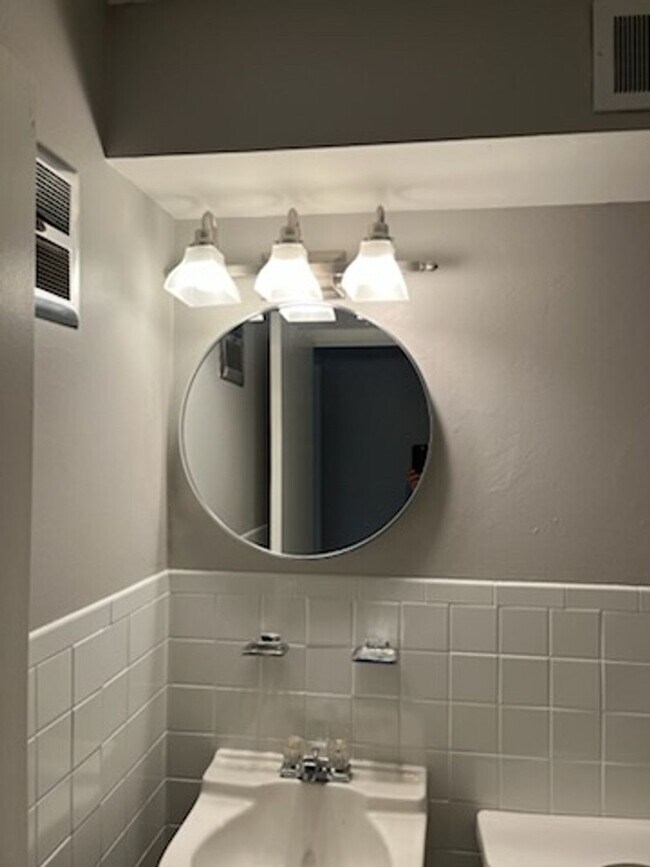 Building Photo - Ready now! Updated One Bedroom One Bath in...