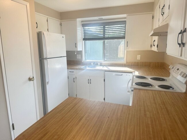 Building Photo - MCQ908