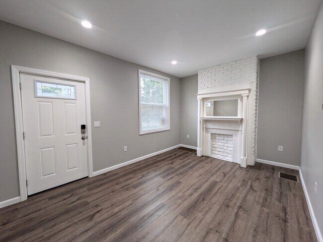 Livingroom - 206 N Mathilda St