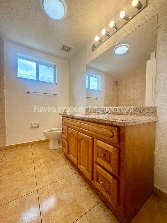 Building Photo - 498 SW 6th St