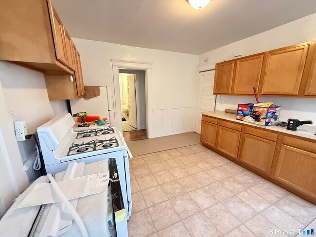 Building Photo - 867 Elm St