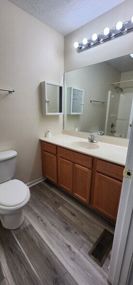 Ensuite Bathroom - 1521 Mayberry Ln