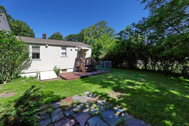 Building Photo - De Graw Ave Triplex