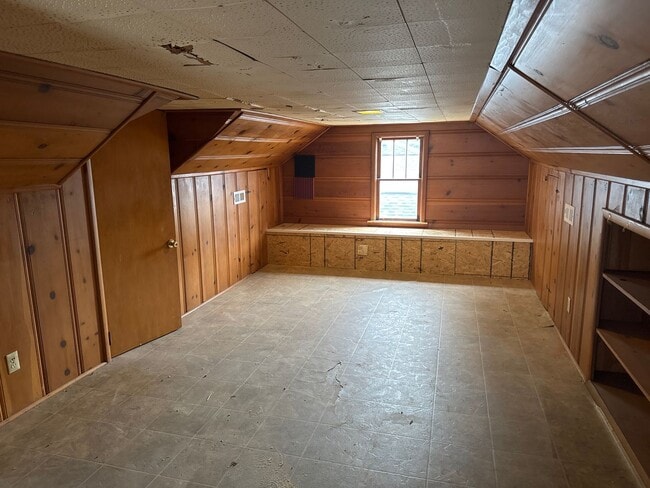 Building Photo - 3 Bedroom, 2 Bathroom updated home for $995!