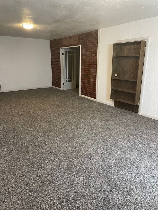 Building Photo - Freshly remodeled