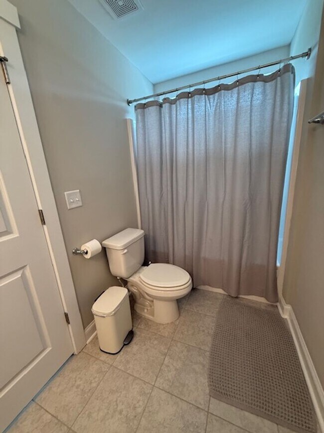 Building Photo - Quaint Neighborhood Living: Spacious 3 Bed...