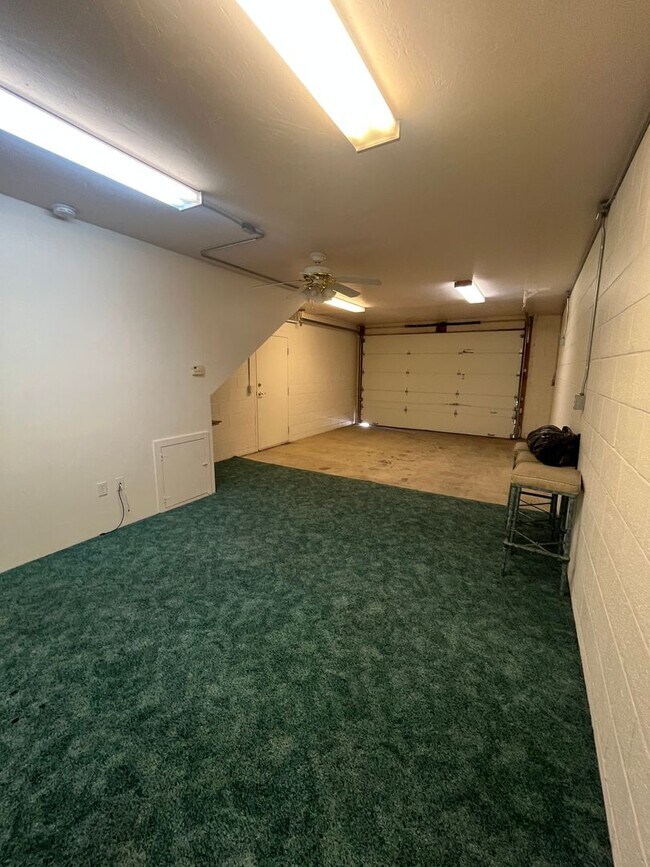 Building Photo - 3 Bed, 2 Bath in Gated Community with Lake...