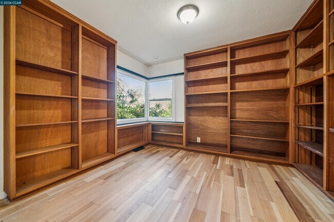 Building Photo - 818 Solana Dr