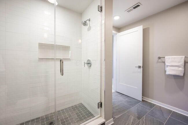 Building Photo - 598 Lathrop St