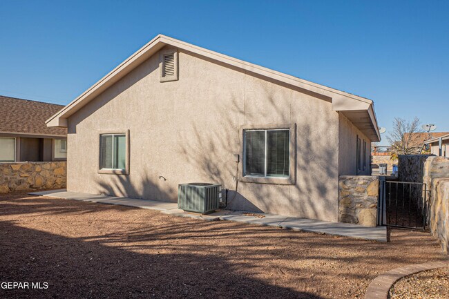 Building Photo - 12712 Roberto Nunez Ln