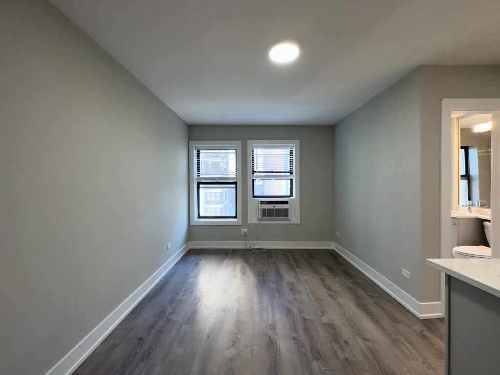 Building Photo - 545 W Belmont