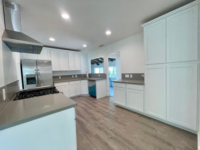 Building Photo - Fully Remodeled 4 Bedroom 2.5 Bathroom in ...