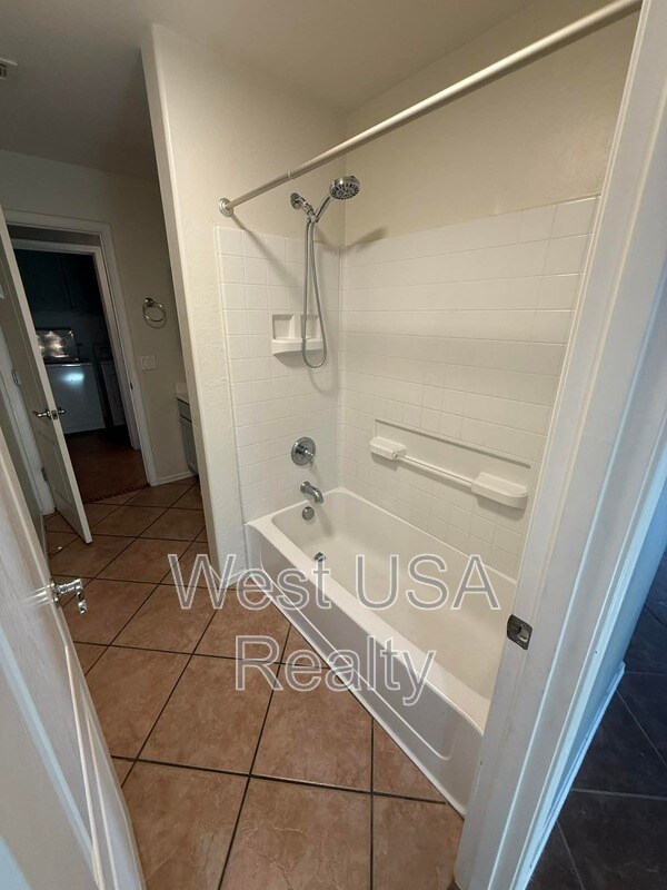 Building Photo - 730 E Press Rd