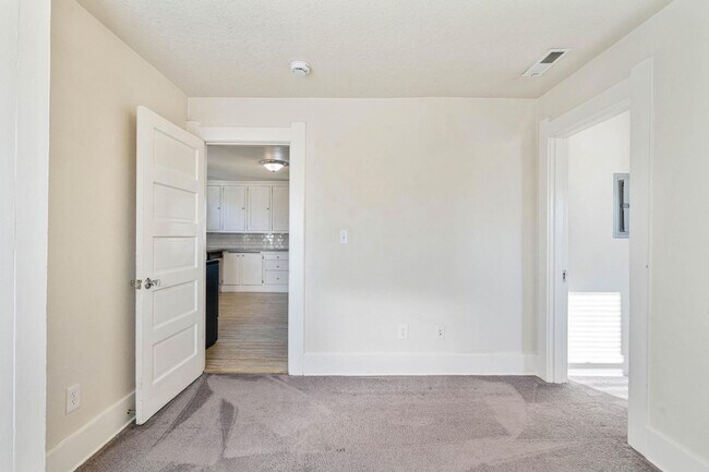 Building Photo - Charming, vintage 2-bdrm/1-bath upper in Richmond neighborhood. W/D, storage, off-street parking