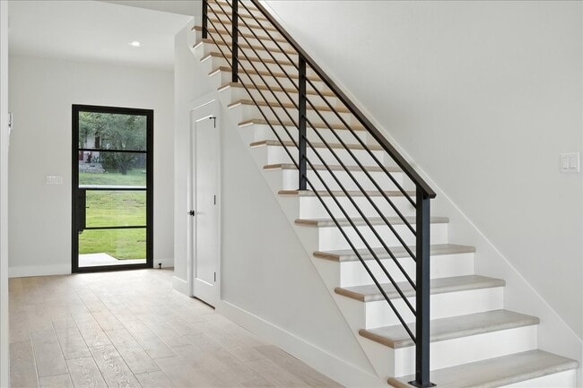 Building Photo - 512 Cowal Dr S