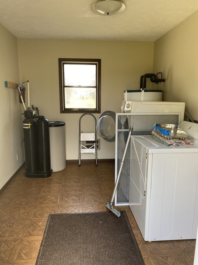 Building Photo - 12460 Collins-Arbogast Rd