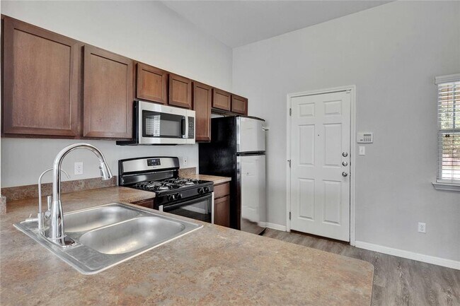 Building Photo - 907 Yabers Ct