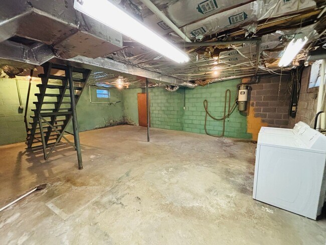 Building Photo - 405 Stonegate Dr