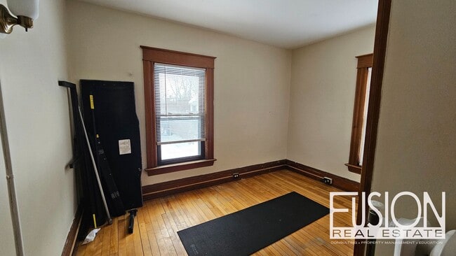 Building Photo - ONE Private Room with ALL Utilities Included in Prime Burlington Location
