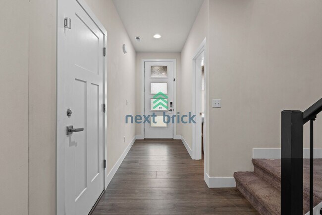 Building Photo - 5 BED & 2.5 BATH SINGLE FAMILY HOUSE FOR RENT