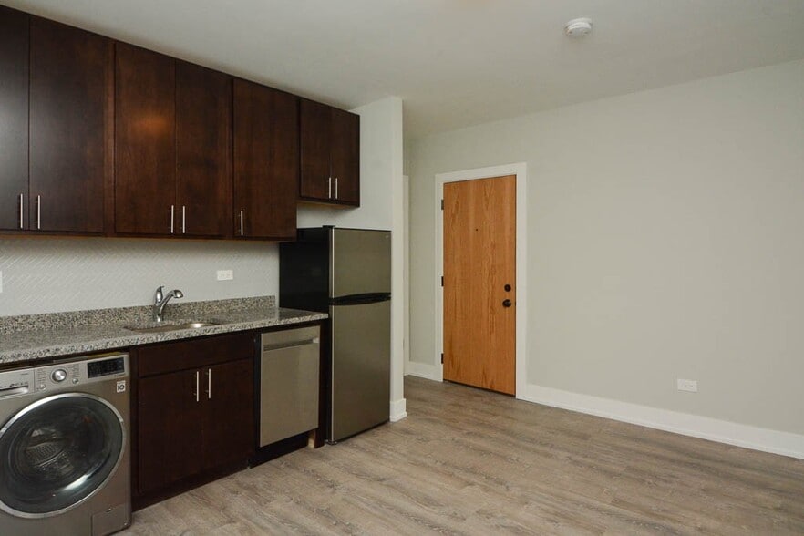 Building Photo - 533 W Belden Ave