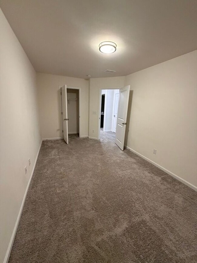 Building Photo - Beautiful 3 Bed / 2.5 Bath Townhome in Foxbank Plantation
