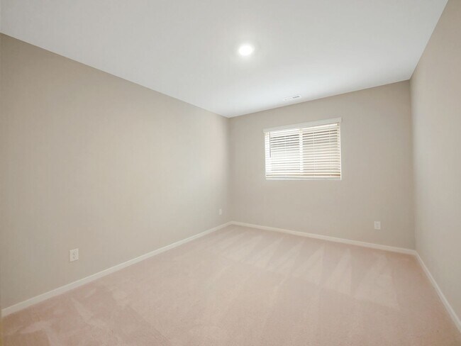Building Photo - 4 Bed and 2.5 Bath Stunning Single-family ...