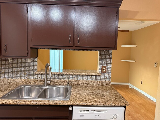 Building Photo - Beautiful 2 bedroom 1.5 Bathroom with attached garage