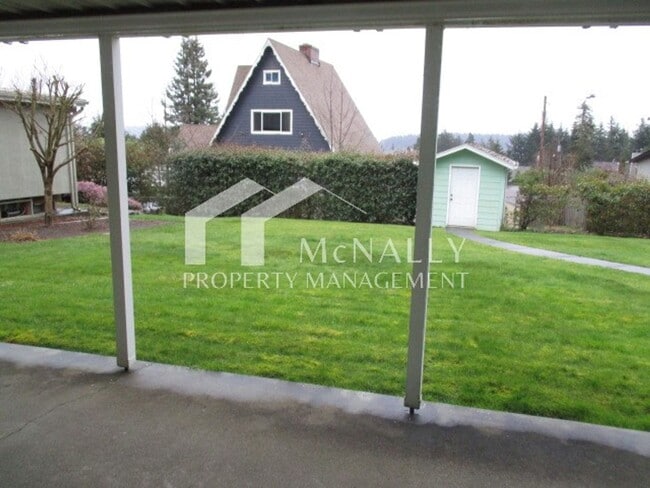 Building Photo - 2 Bedroom, 1.5 Bath Soundview Drive Duplex