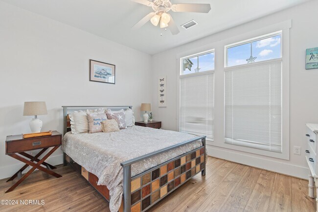 Building Photo - 2537 St James Dr SE