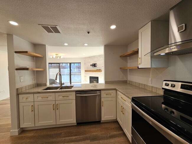 Building Photo - Cherry Creek Beautiful and Bright 1 Bed 1 Bath Condo