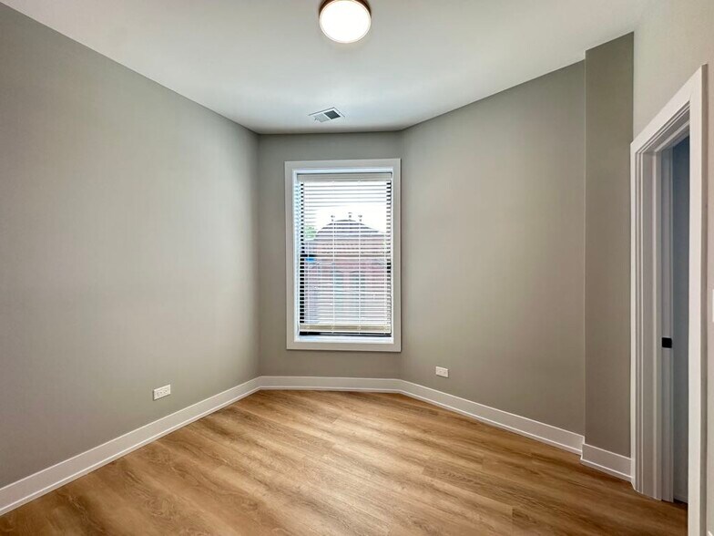 Building Photo - 419 W Belden Ave