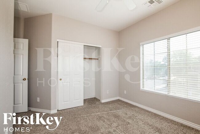 Building Photo - 17556 W Lundberg St