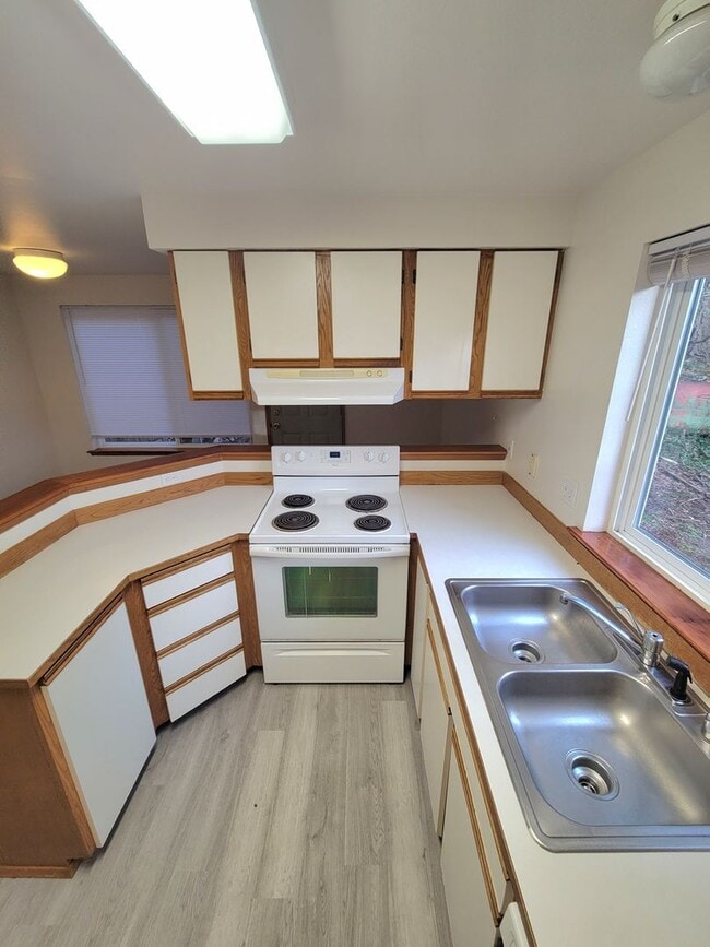 Building Photo - 2804 Pine Rd NE