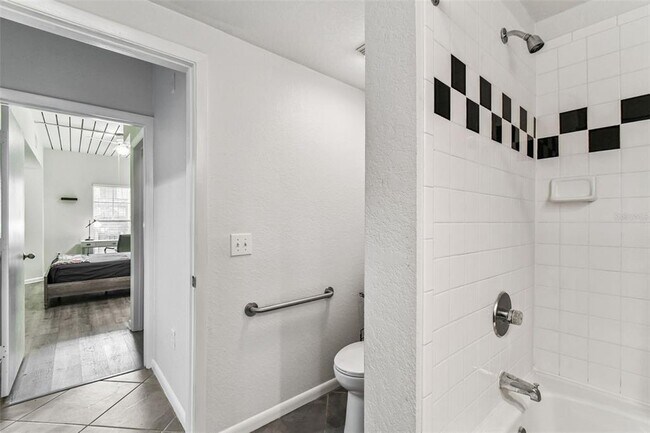 Building Photo - 2421 W Horatio St