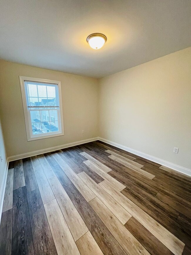 Building Photo - Like New Townhouse for Rent - END UNIT