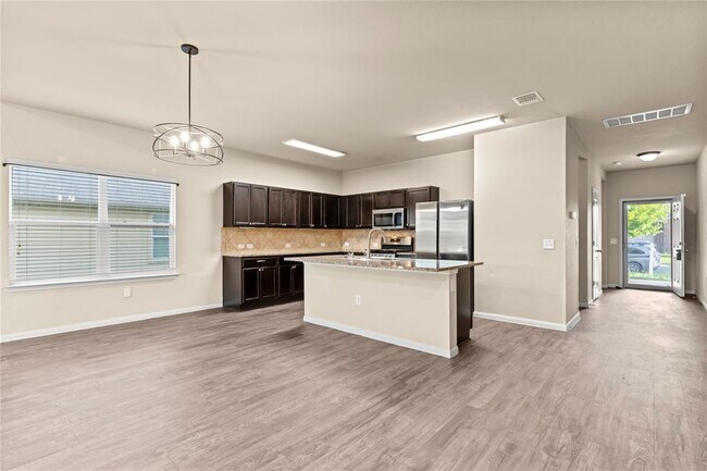 Building Photo - 407 Camellia Dr