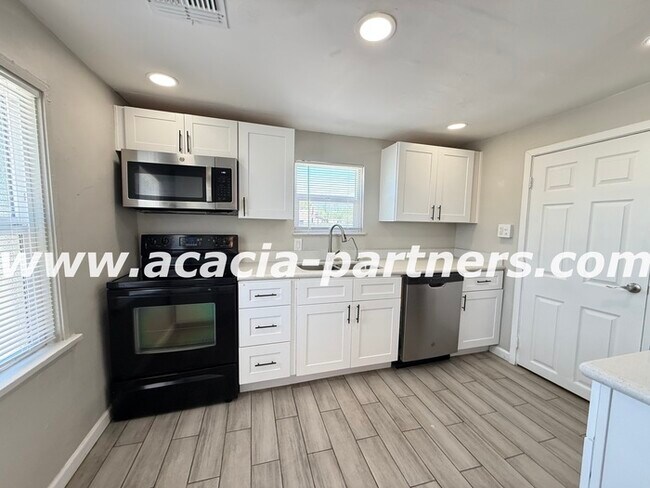 Building Photo - 2 Bedroom home on a large lot