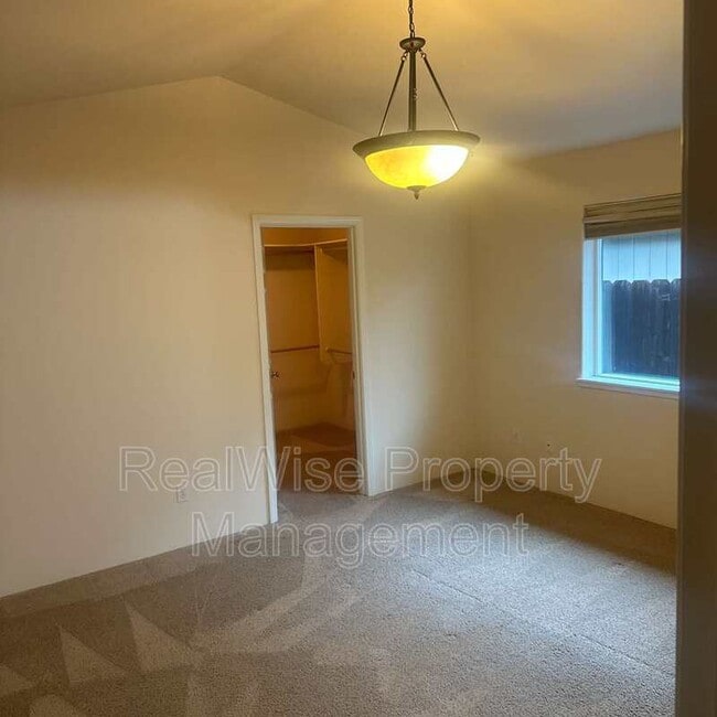 Building Photo - 1223 SW Sun Glo Dr