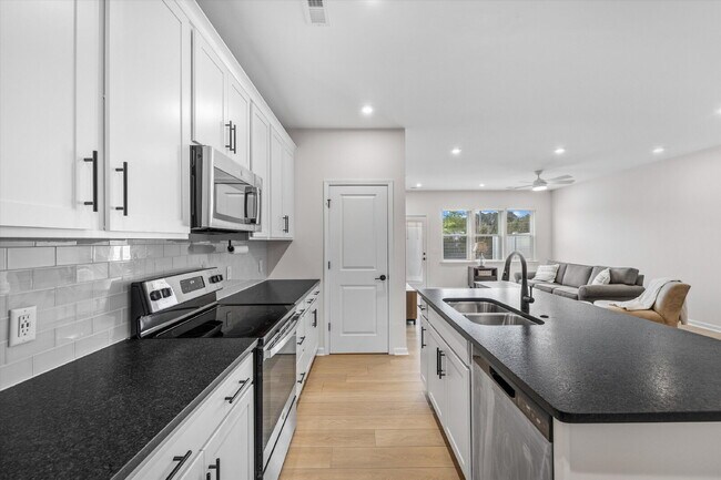 Building Photo - "Spacious 3-Bed Townhouse  with 2.5 Baths at 217 Brooks Springs Drive, Fort Mill!"